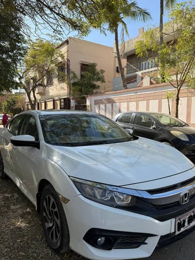 civic 2017 oriel in prestine condition car is driven on one hand