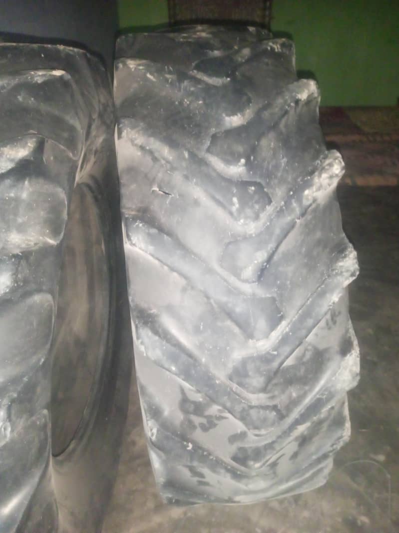 میسج ٹریکٹر 385 کے ٹائر 1