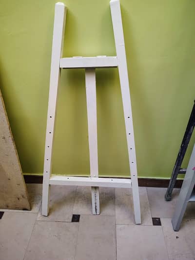 wooden easel in good condition