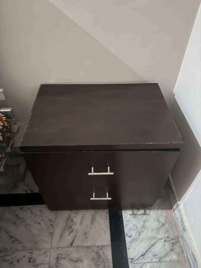 Dressing table and side tables 2