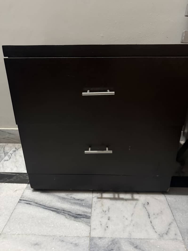 Dressing table and side tables 4