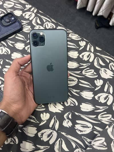 I phone 11 pro max 64gb scratch less
