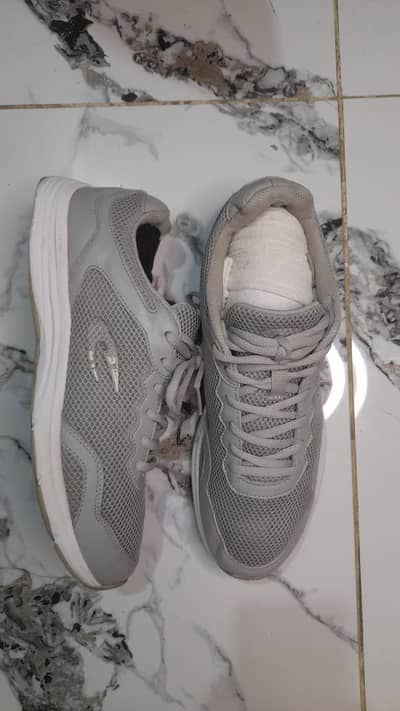 used shoes are available on whole sale price