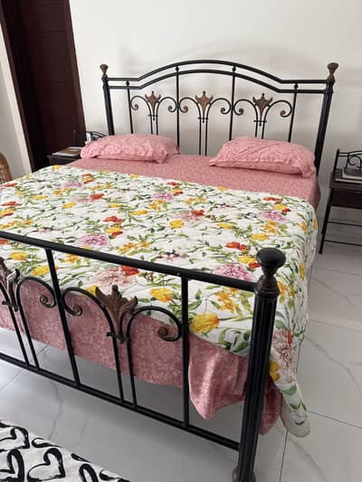 King Size bed with side tables