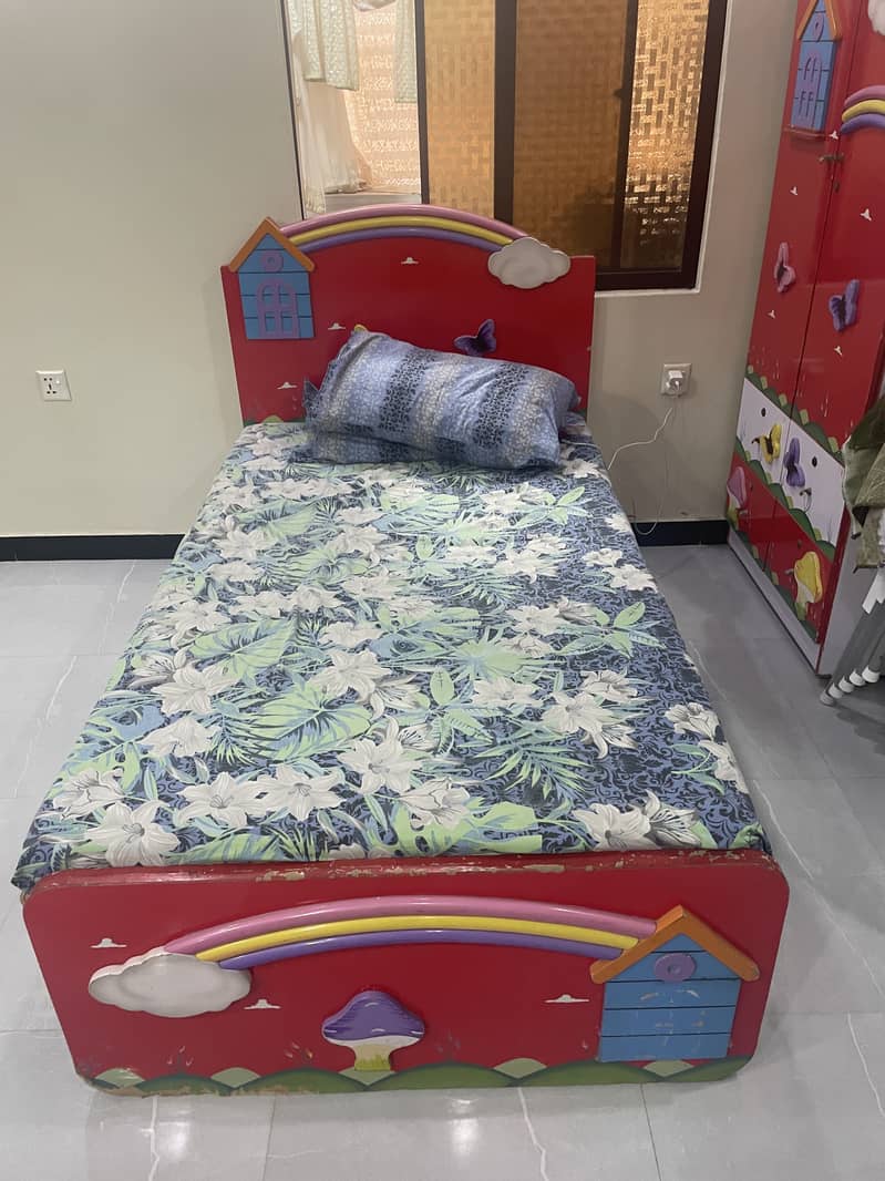 Single bed & wardrobe 2