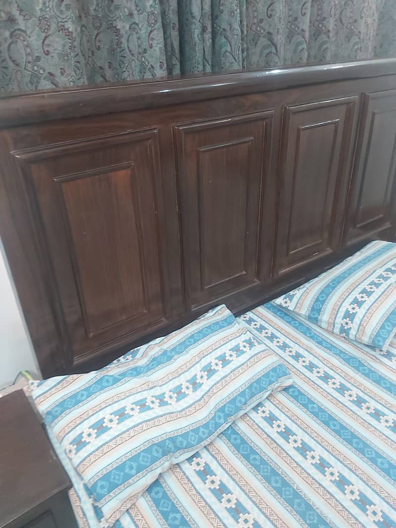 Bed, side tables, dressing table 0