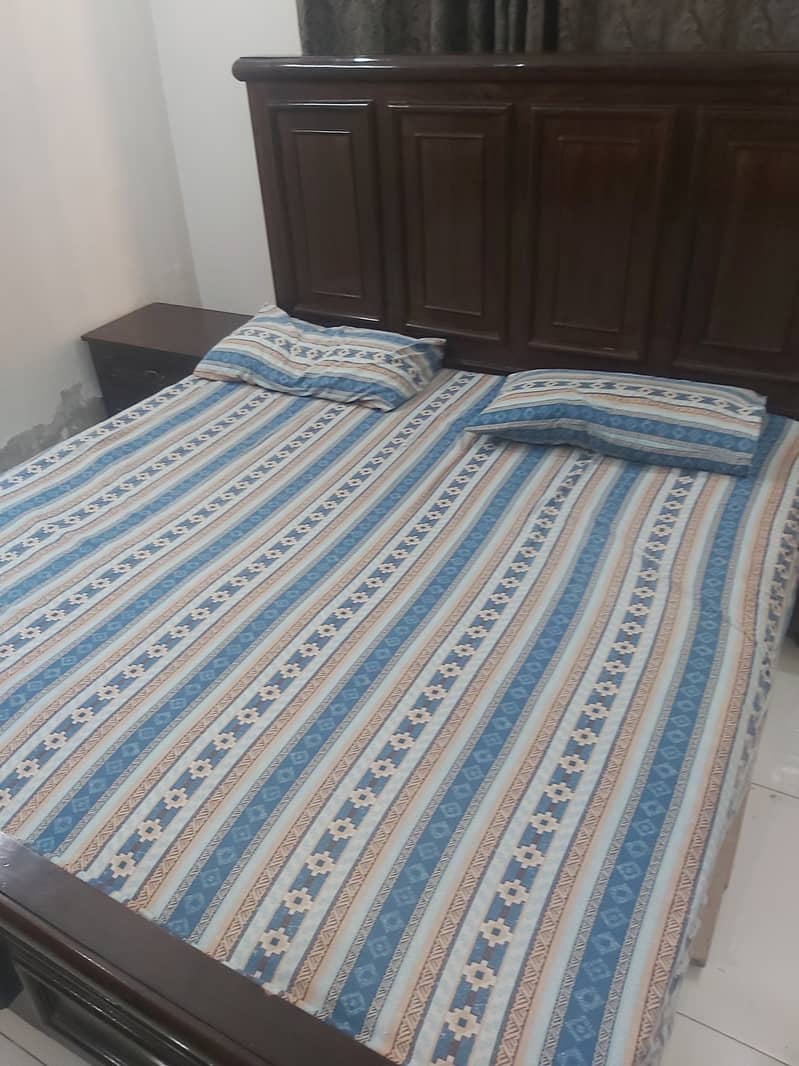 Bed, side tables, dressing table 3