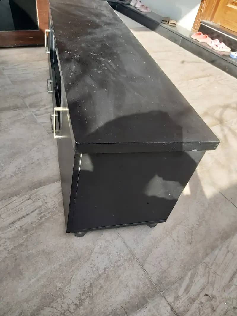 Bed, side tables, dressing table 8