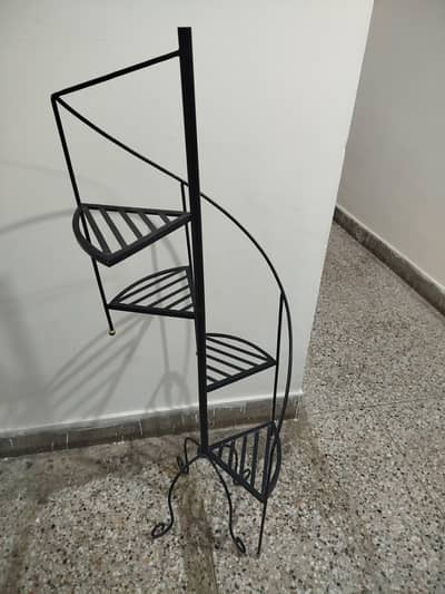 Elegant Black Metal Corner Plant Stand – Space-Saving Spiral Design