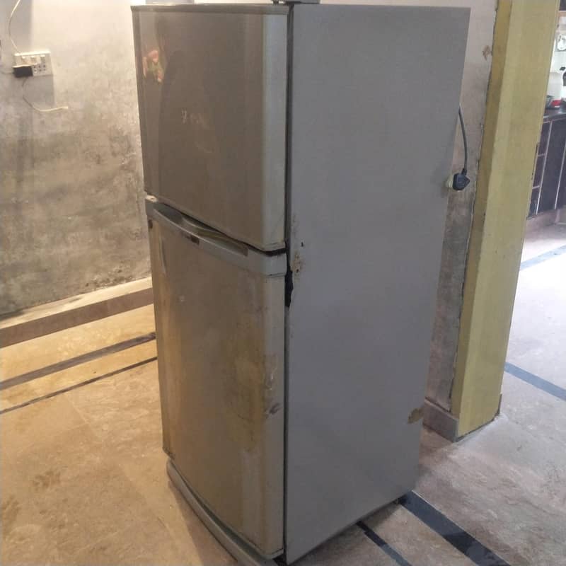 Dawlance medium size fridge 3
