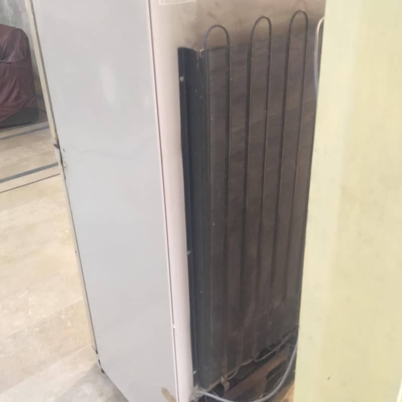 Dawlance medium size fridge 4