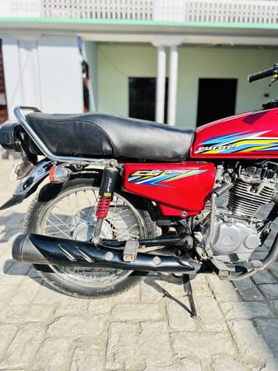 Bhot achi bike hai mansib price mein good condition