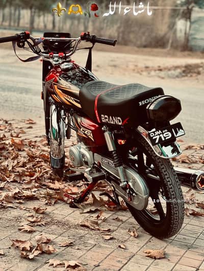 Honda 125 , 10/10 condition with double accessories.