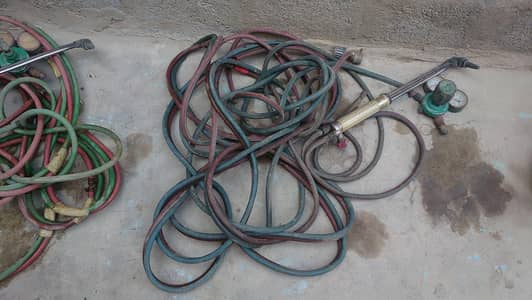 Gass cutting tools with pipes