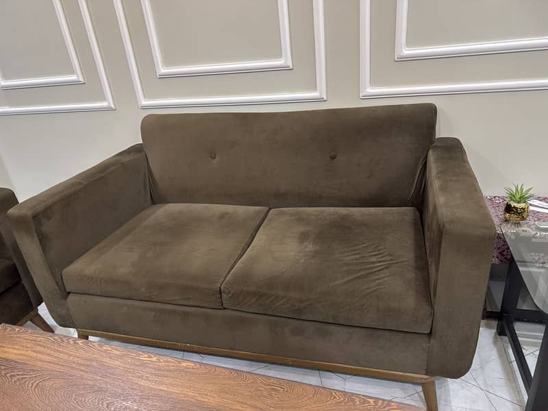 Sofa set with table. 2