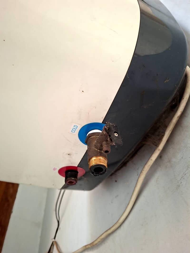 Canon Instant Electric Geyser 1