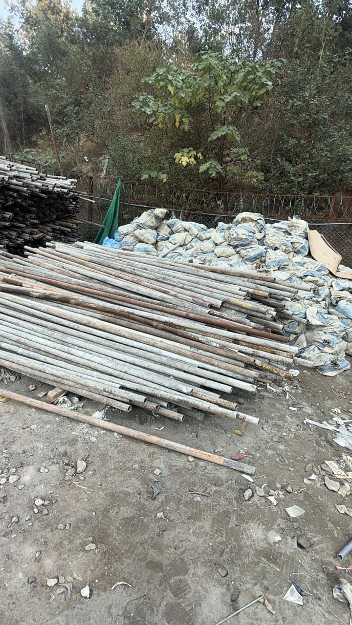 Scaffolding pipes - Joints - Shuttering plates - Construction material 2