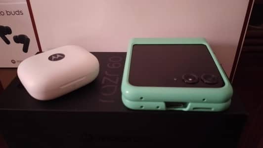 MOTOROLA Moto Razr 60 (without box)