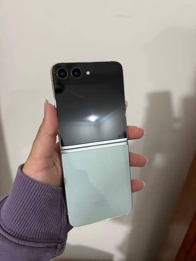 Samsung Z flip 5 for Sale (dot in screen)
