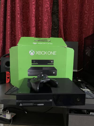 XBOX ONE 500GB WITH ORIGINAL CONTROLLER
