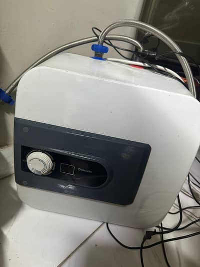 Electric instant geyser