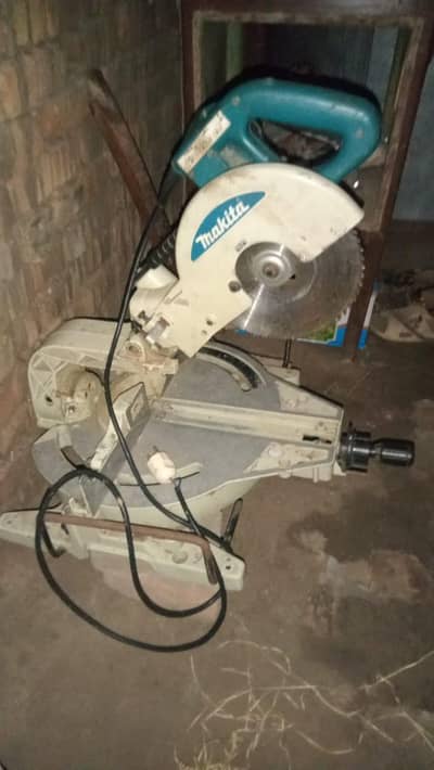 degree cutter carpenter  working