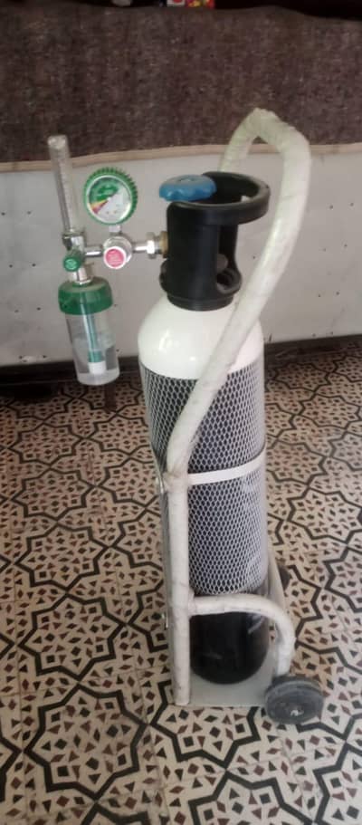oxygen cylinder with gaaje