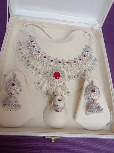 jewlry set in excellent condition