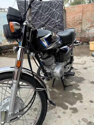 Honda 125.  Paka 25.  Sirf Aik hath ma use job sa ghar Mianwlai use