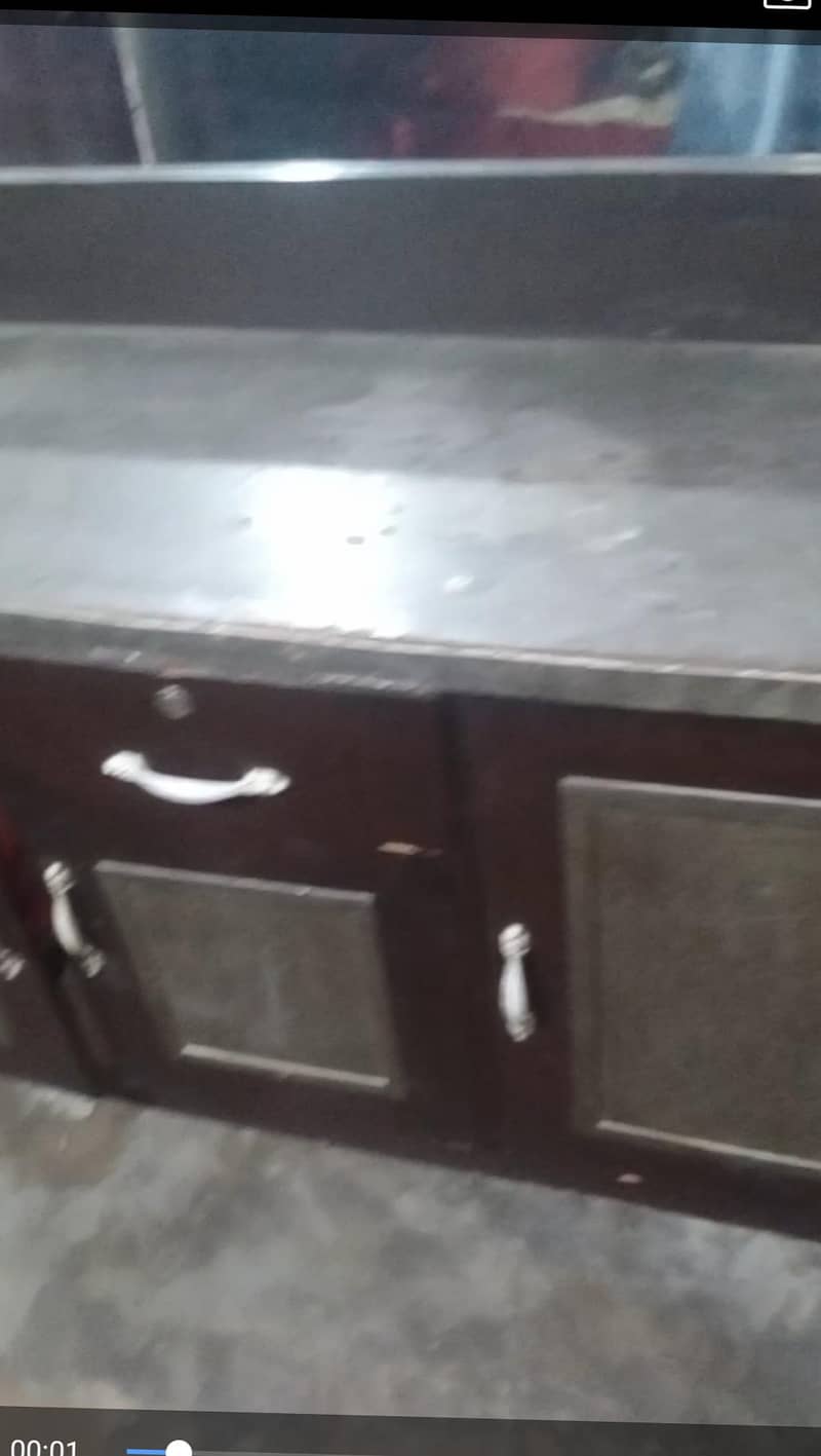 برتن سیف الماری اور سنگار میز 0