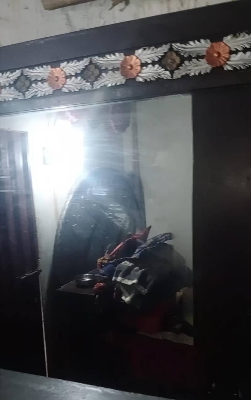 برتن سیف الماری اور سنگار میز 2