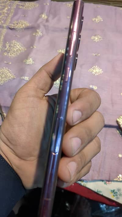 agr change kar ka mobile lrna ha 13pro ha kisi ka passs