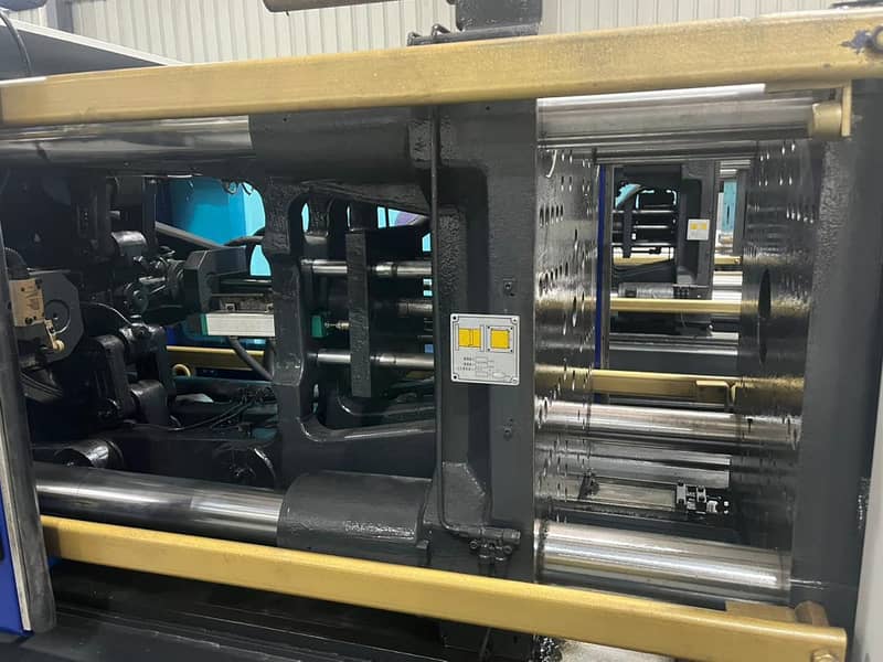 injection moulding machine 13