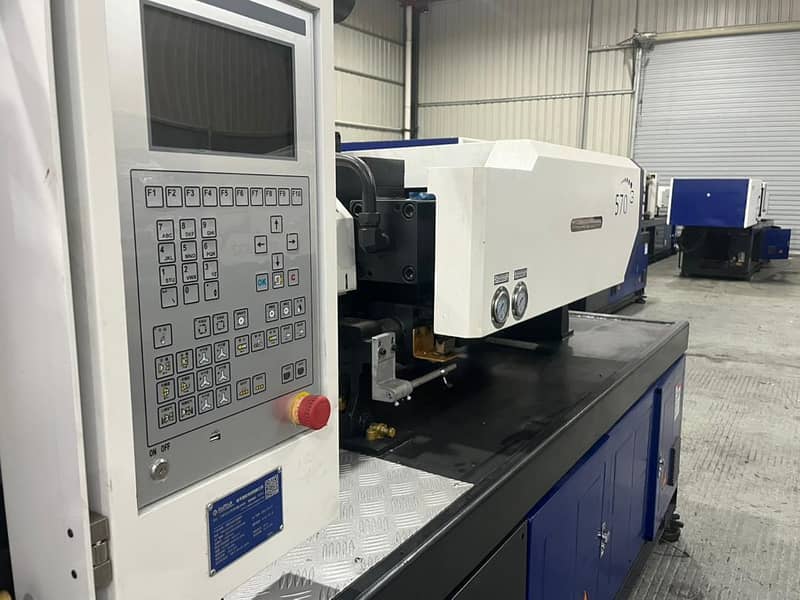 injection moulding machine 14