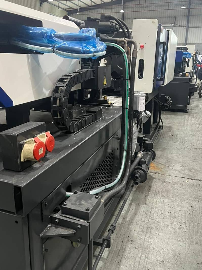 injection moulding machine 15