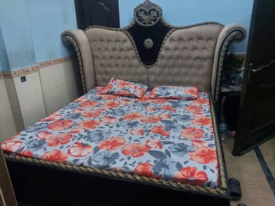 king size bed, side tables nd dressing table