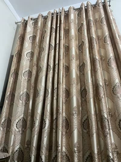 Curtain in very good condition. .