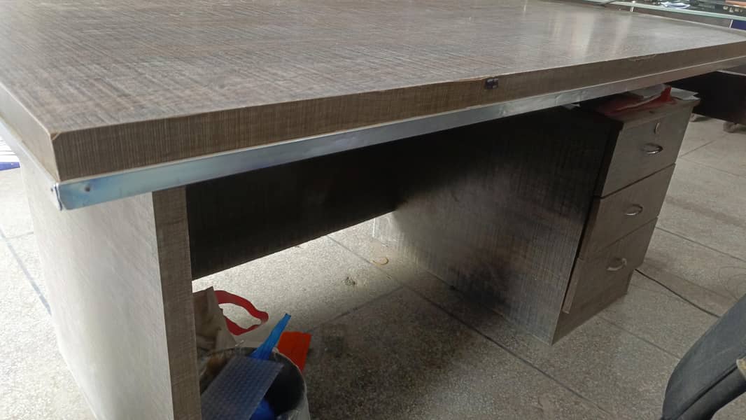 office table Good condition 2