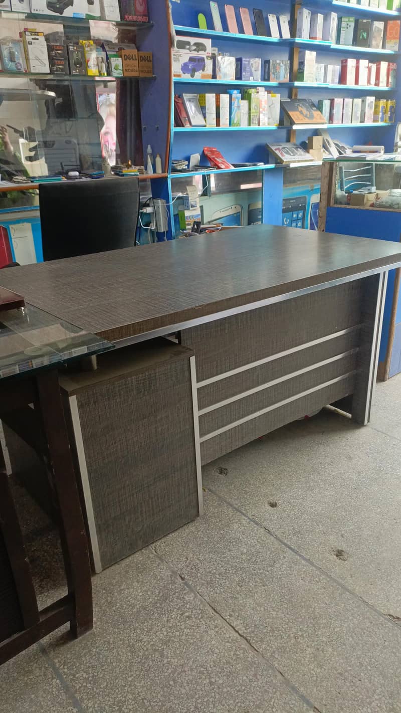 office table Good condition 3