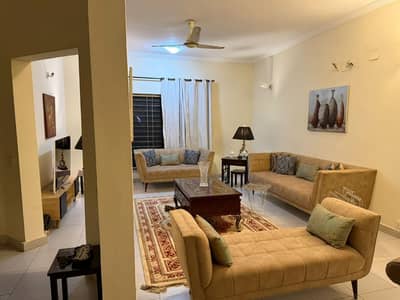 3Bed DDL 200sq yd Villa FOR SALE. All amenities nearby including Parks, Mosques and Gallery