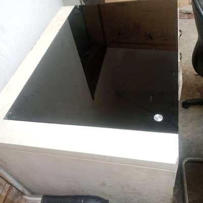 Office Table Made in Heavey wood metrial