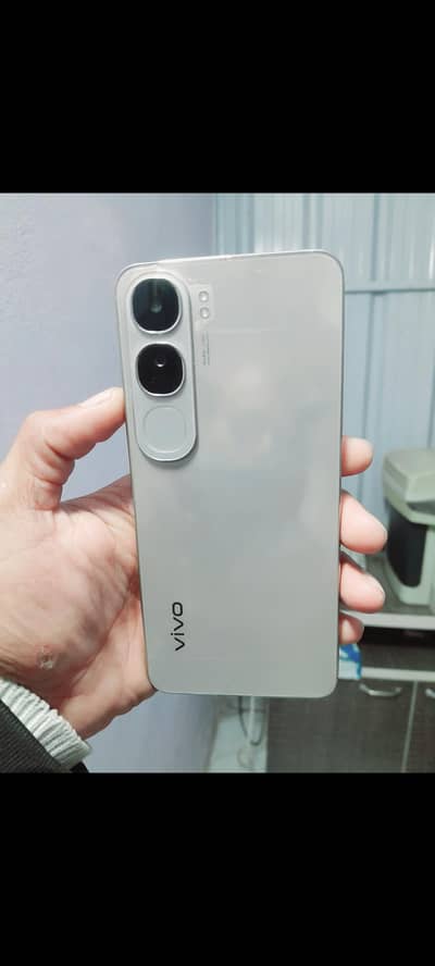 vivoy200 brand new mobile only 4 month used  warranty available