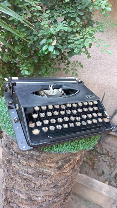 vintage pre 1950s tippa flattest typewriter