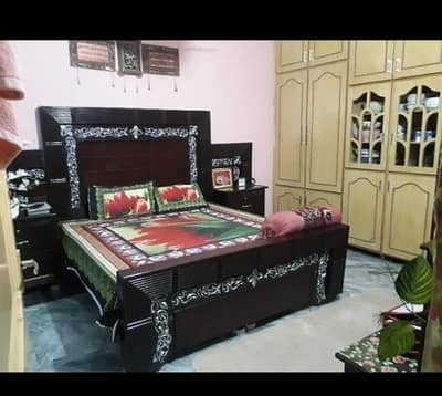 Bed and dressing just like new