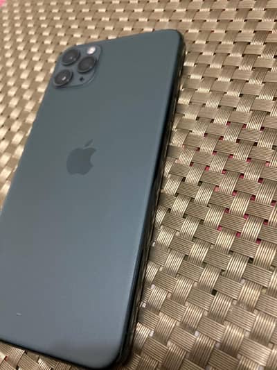 I phone 11 pro max waterpack factory unlocked 10/10 condition with box