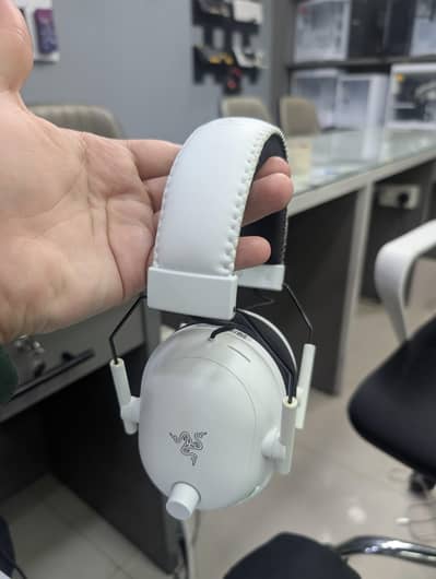 RAZER SHARK V2 PRO white, 10/10, scratch less