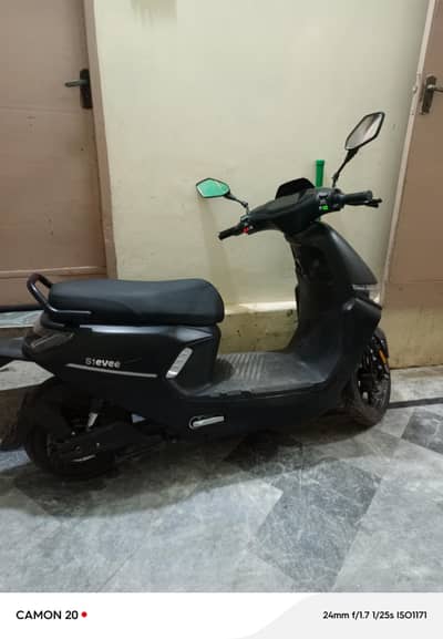 Evee S1  brand new 2 month used  4500 kilometer driven  10/10