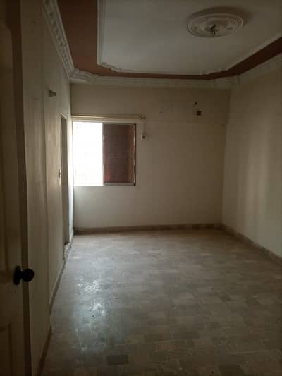 1st Floor | Compound Facing | Munir Bridge View 4 beds + lounge + kitchen Flat in Opposite Candles Banquet, GulistaneJauhar Block18