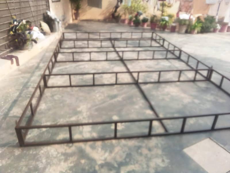 شیڈ کا فریم ہے اچھے پائپ میں بنا ہے 1