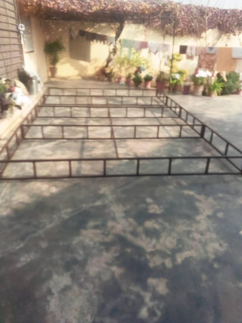 شیڈ کا فریم ہے اچھے پائپ میں بنا ہے 3